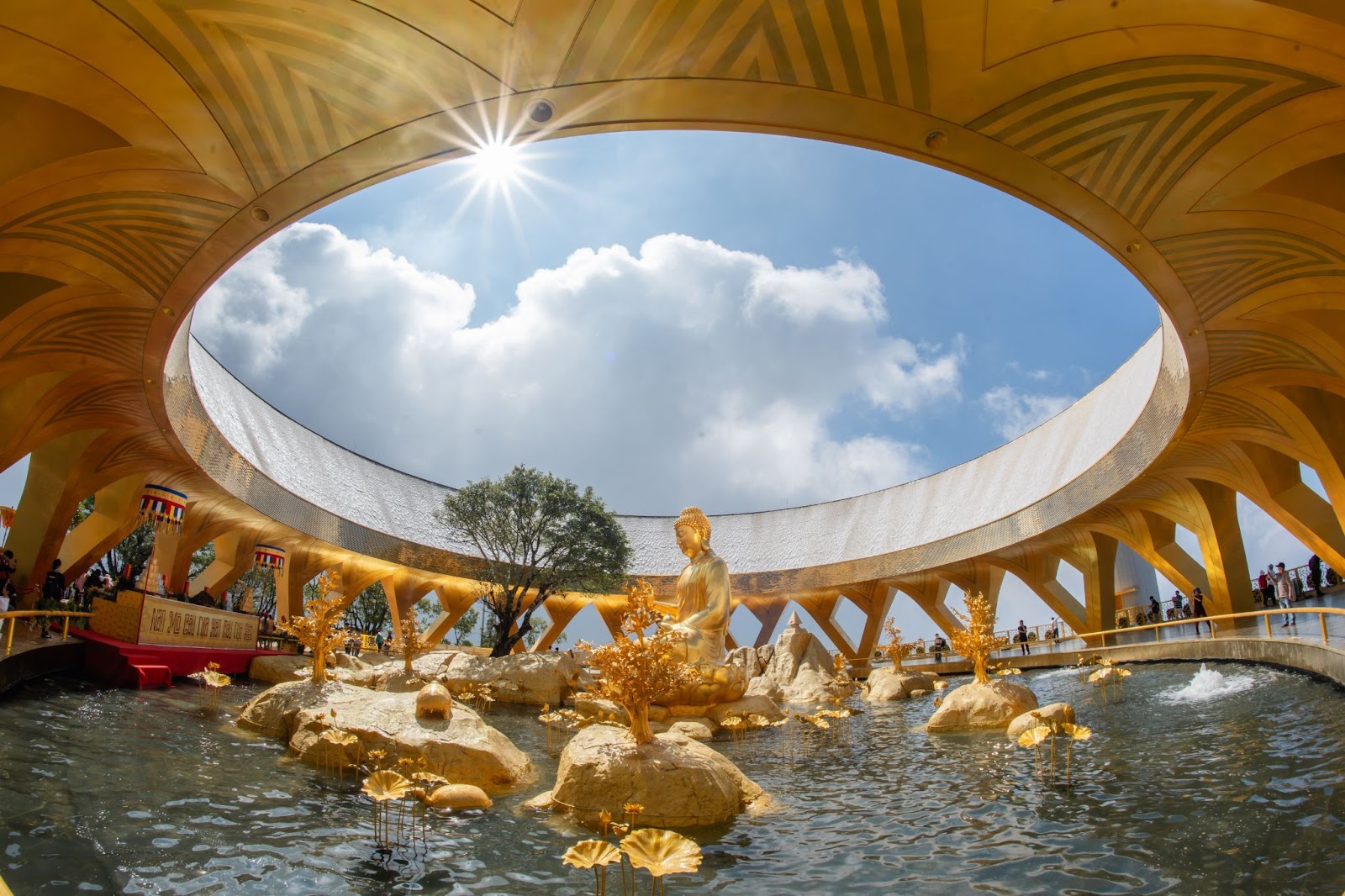 Tượng Phật Câu Na Hàm Mâu Ni được an vị ở vị trí cao nhất đỉnh núi Bà 