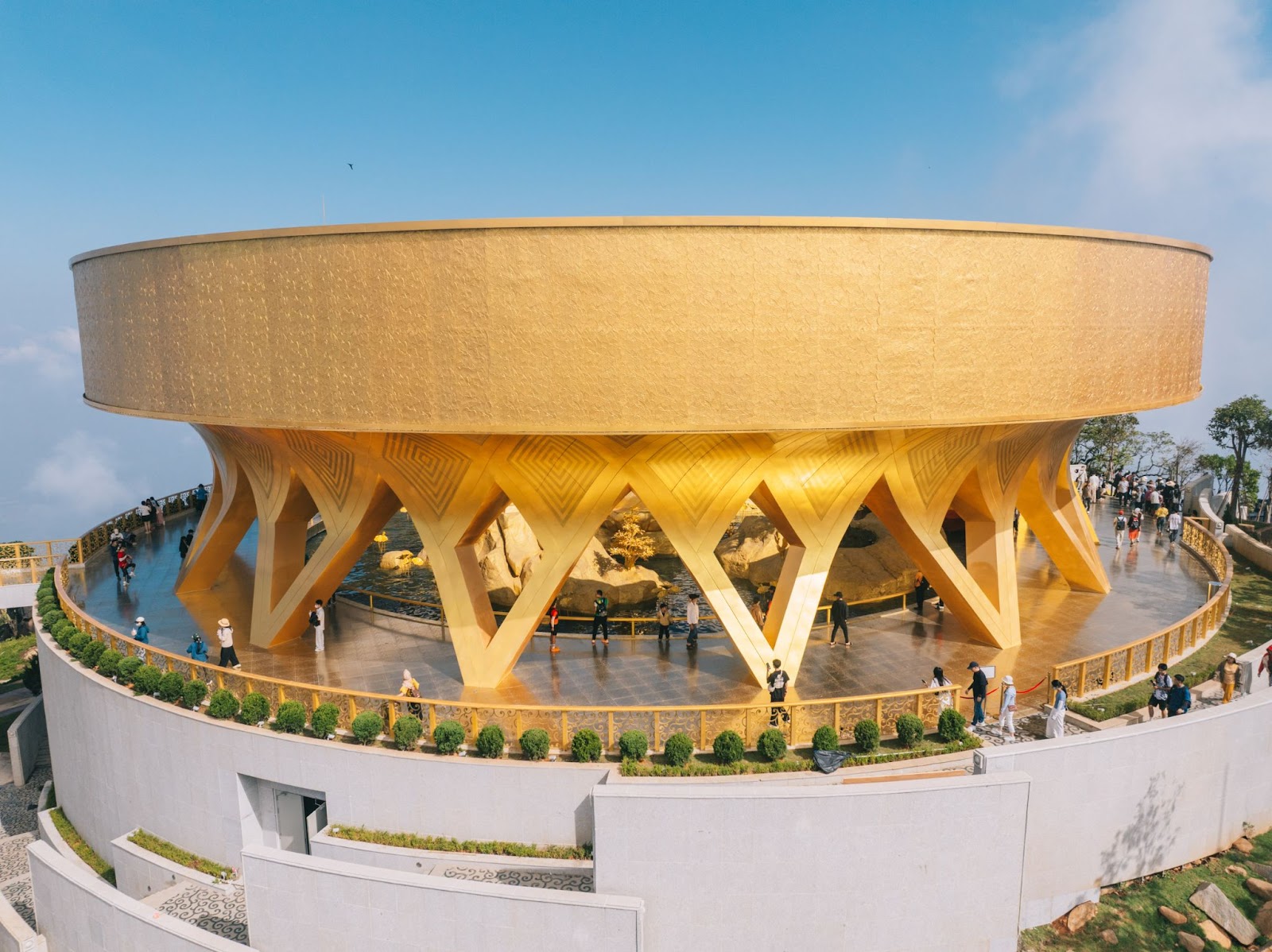 Toàn cảnh không gian Vườn Ưu Đàm với sắc vàng rực rỡ