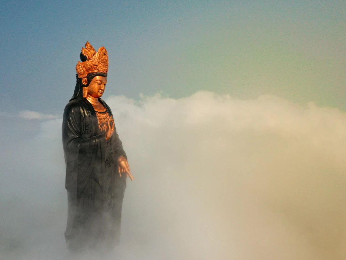 Tượng Phật Bà Quan Âm là biểu tượng của lòng từ bi và nhân ái. 