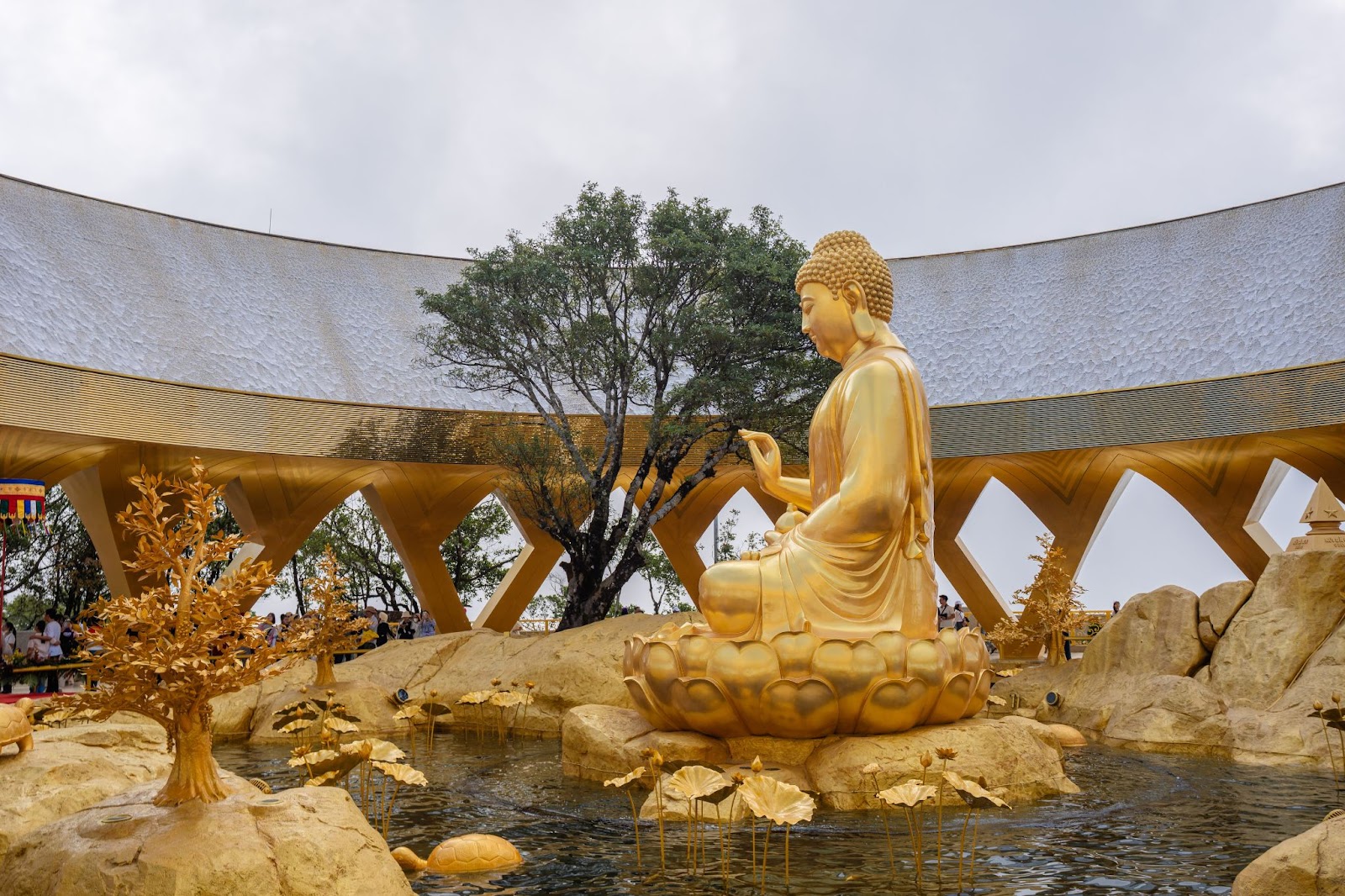 Tượng Phật Câu Na Hàm Mâu Ni uy nghi trên đỉnh núi Bà Đen ở Tây Ninh