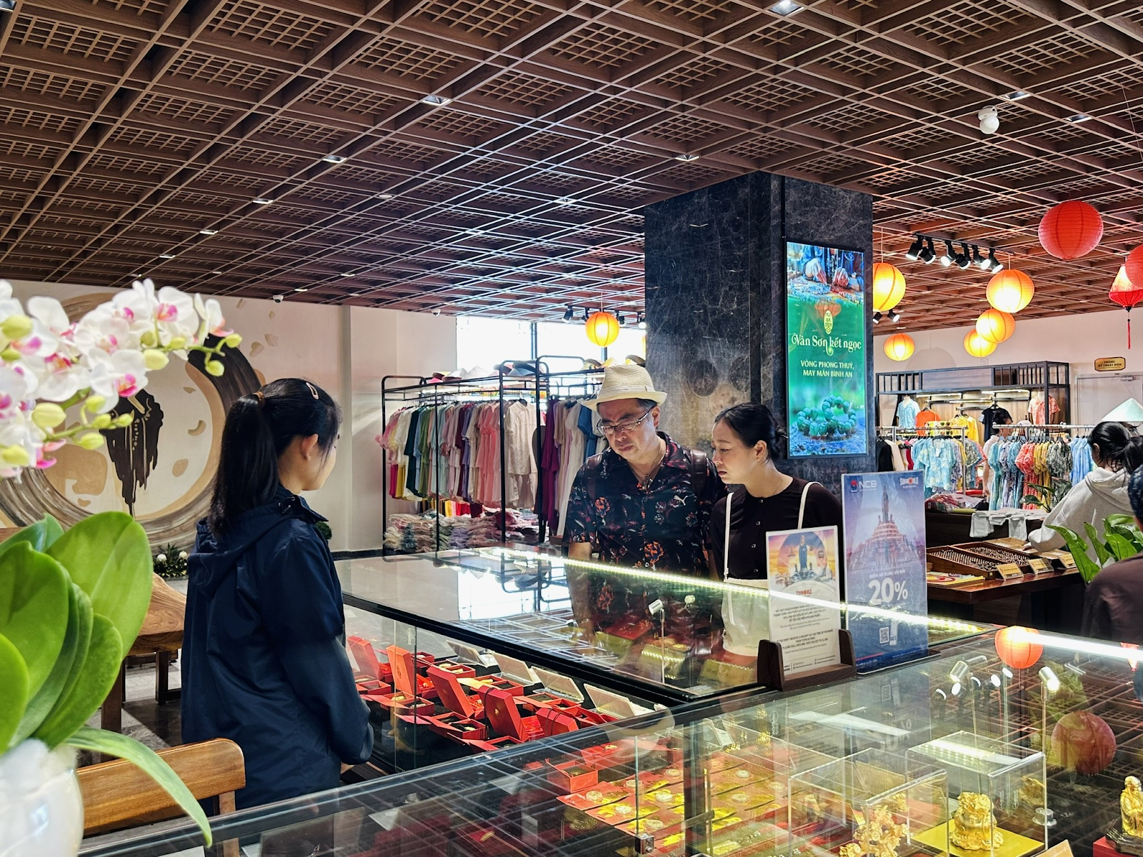 Các gian hàng được bố trí xung quanh điểm tham quan nổi bật rất dễ để du khách tìm kiếm và tham quan