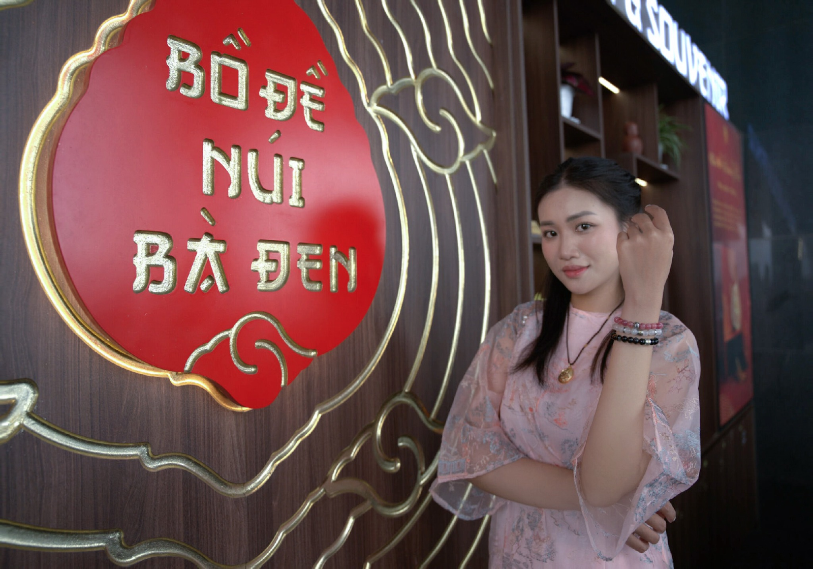 Du khách nên lựa chọn các món quà lưu niệm để dễ dàng mang theo bên mình