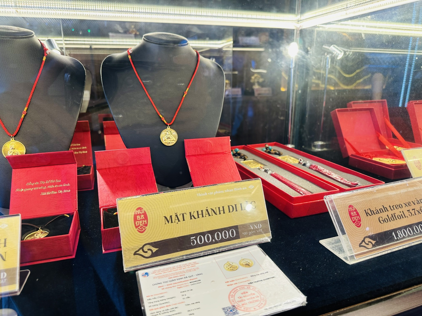 Mặt khánh Di Lặc nhỏ gọn, phù hợp với nhiều du khách