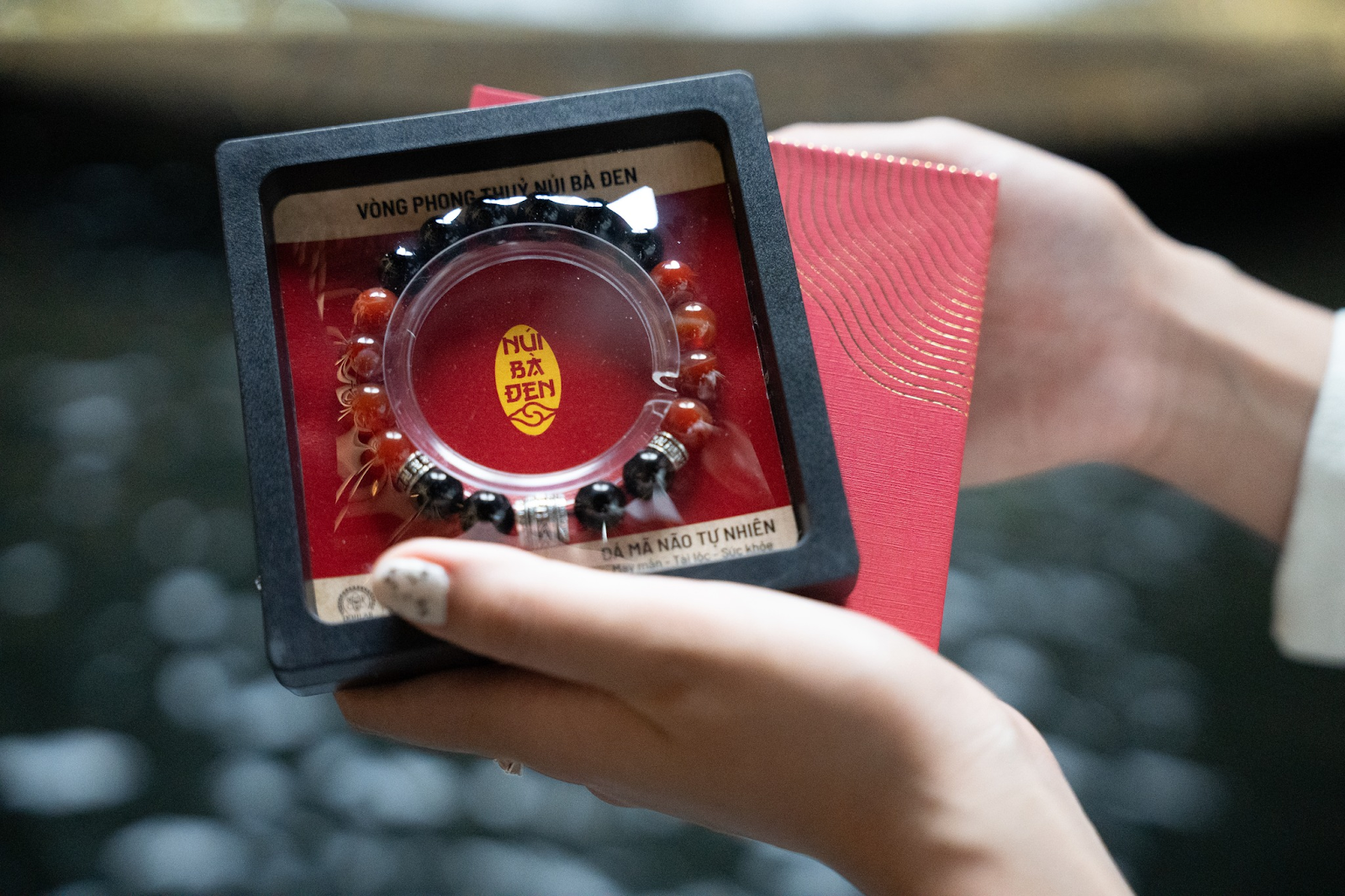 Vòng tay phong thủy là một trong những sản phẩm lưu niệm được bán chạy nhất tại núi Bà Đen