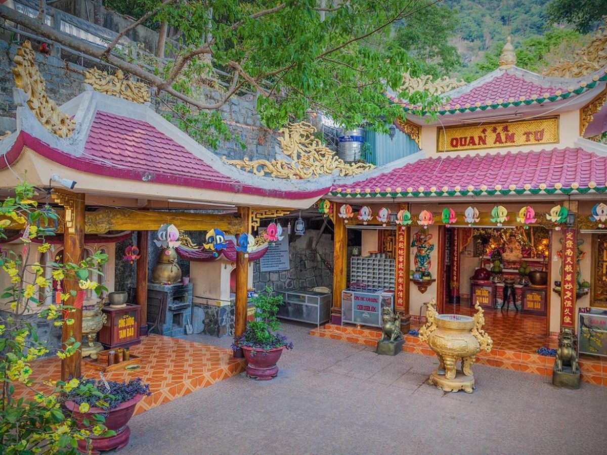 Chùa Quan Âm nằm trong hệ thống chùa cổ tại Núi Bà Đen.