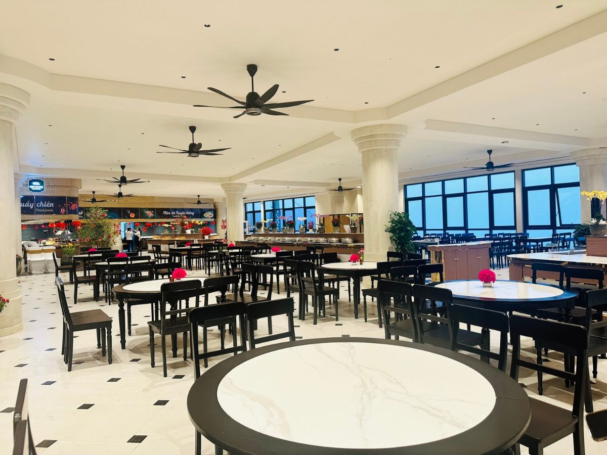 Du khách có thể dùng bữa trưa tại nhà hàng Buffet Vân Sơn với hơn 80 món Á Âu.