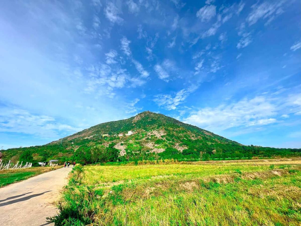 Núi Bà Đen cách trung tâm TP.HCM hơn 100 km. 