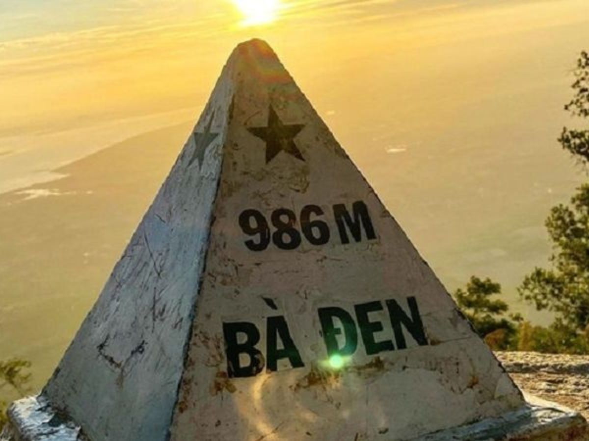 Núi Bà Đen cao hơn 986 m là ngọn núi cao nhất miền Nam Việt Nam. 