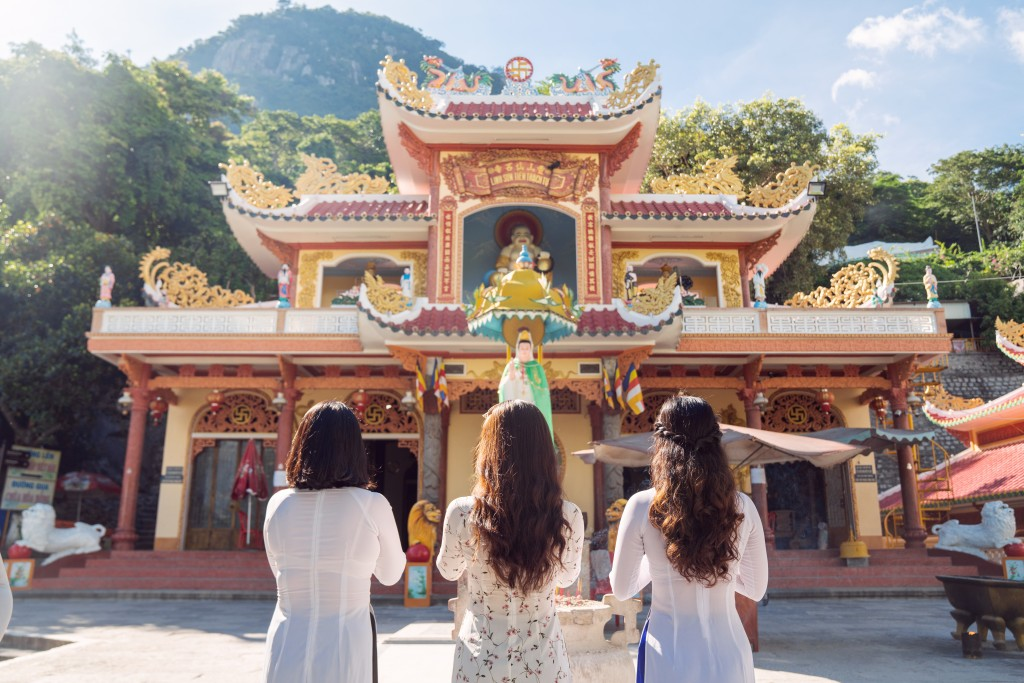 Du khách nên lựa chọn trang phục lịch sự khi đến các điểm tâm linh