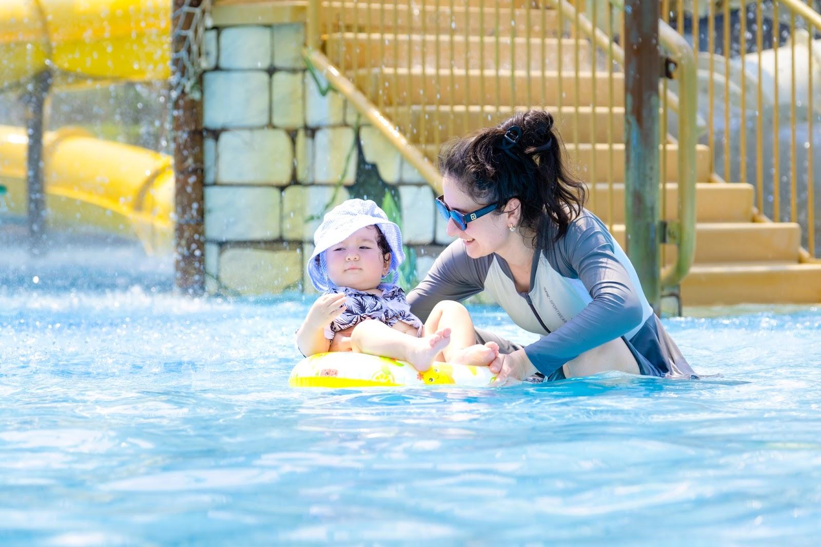 Khách quốc tế trải nghiệm công viên nước Aquatopia tại Sun World Hon Thom