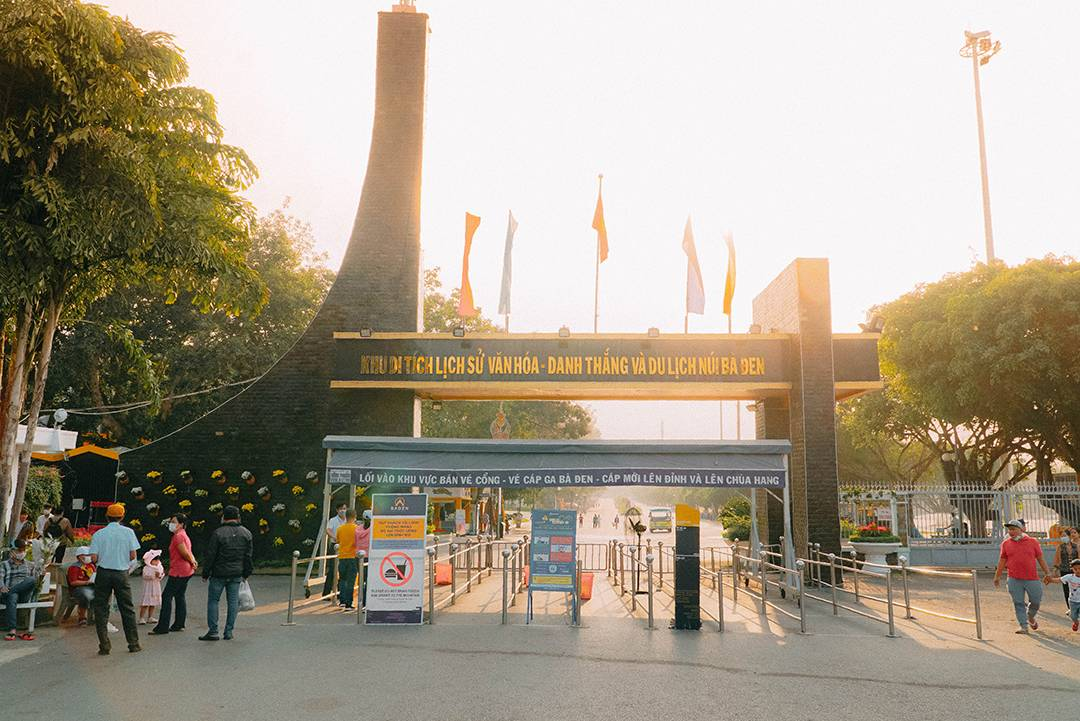 Cổng vào khu du lịch Núi Bà Đen