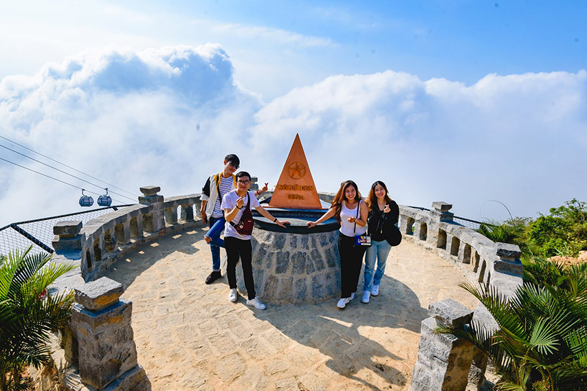 Du khách thích thú check in tại chóp đỉnh Núi Bà Đen