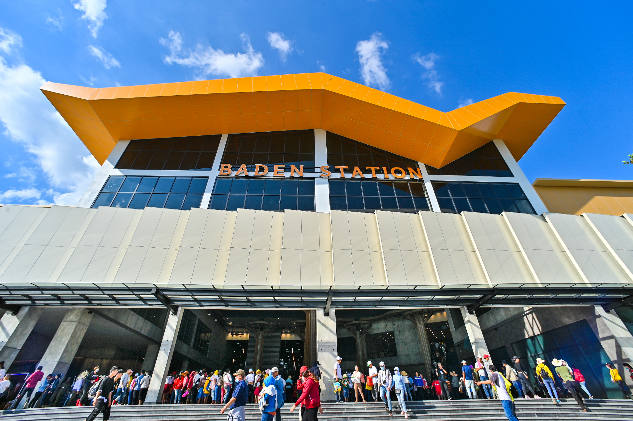 Nhà ga Bà Đen hiện vận hành 3 tuyến cáp treo chính kết nối chân núi tới khu vực chùa và đỉnh núi