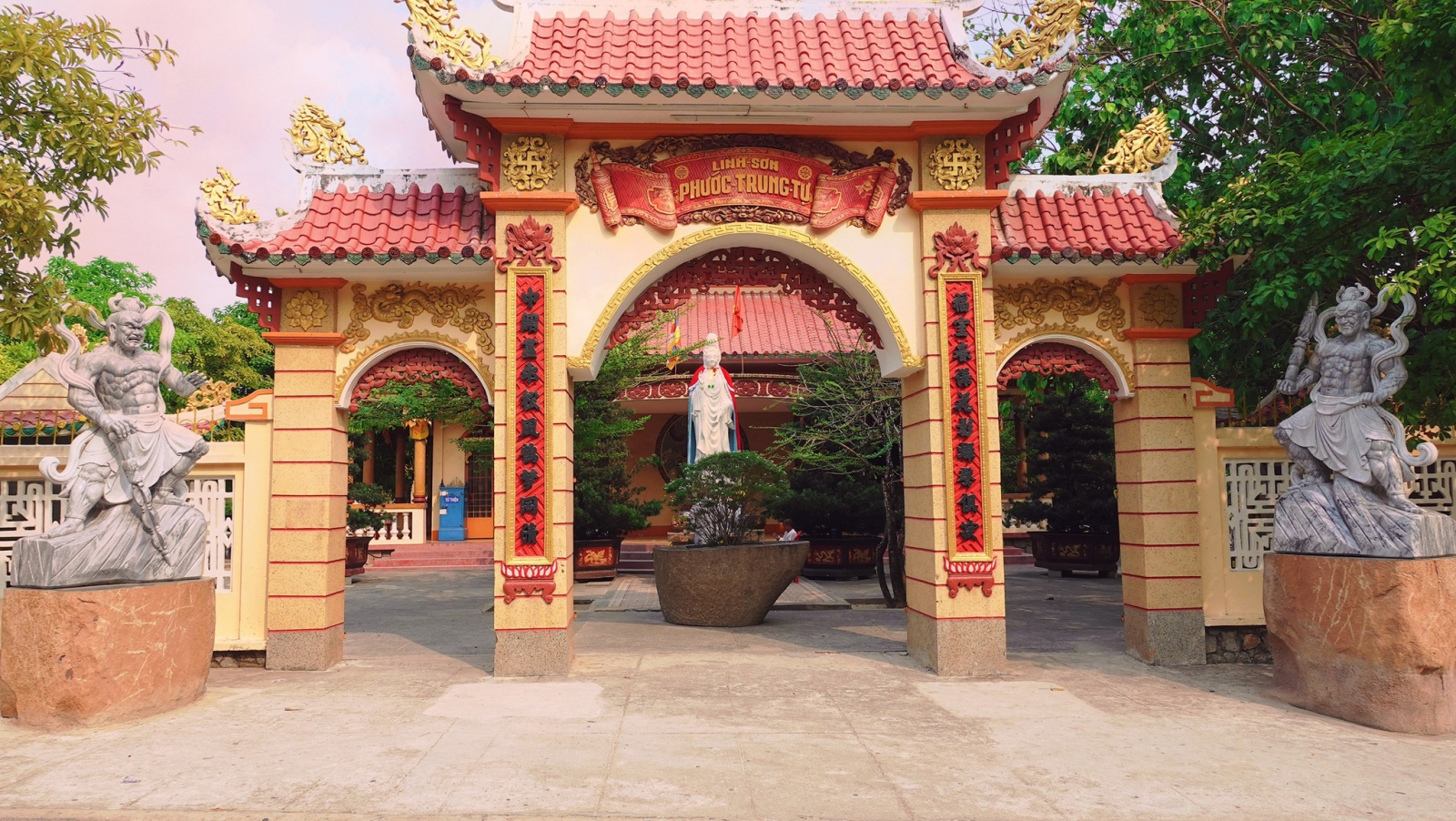 Linh Sơn Phước Trung Tự là ngôi chùa cổ nằm ngay tại khu vực chân núi