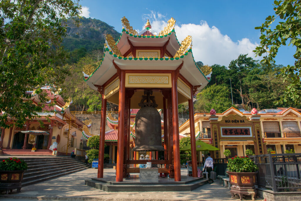 Đại Hồng Chung là một trong những điểm tham quan nổi bật tại khu vực chùa