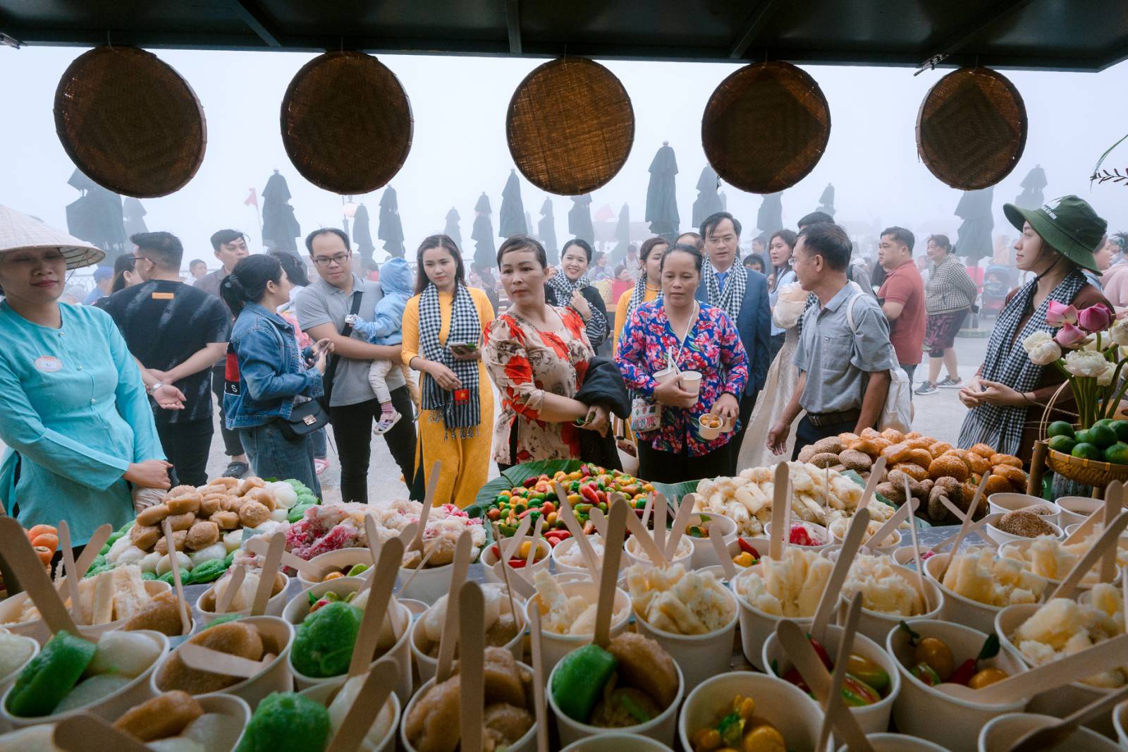 Du khách hào hứng trải nghiệm dùng lá bồ đề đi chợ, một nét văn hóa đặc trưng đang được gìn giữ tại Sun World Ba Den Mountain.