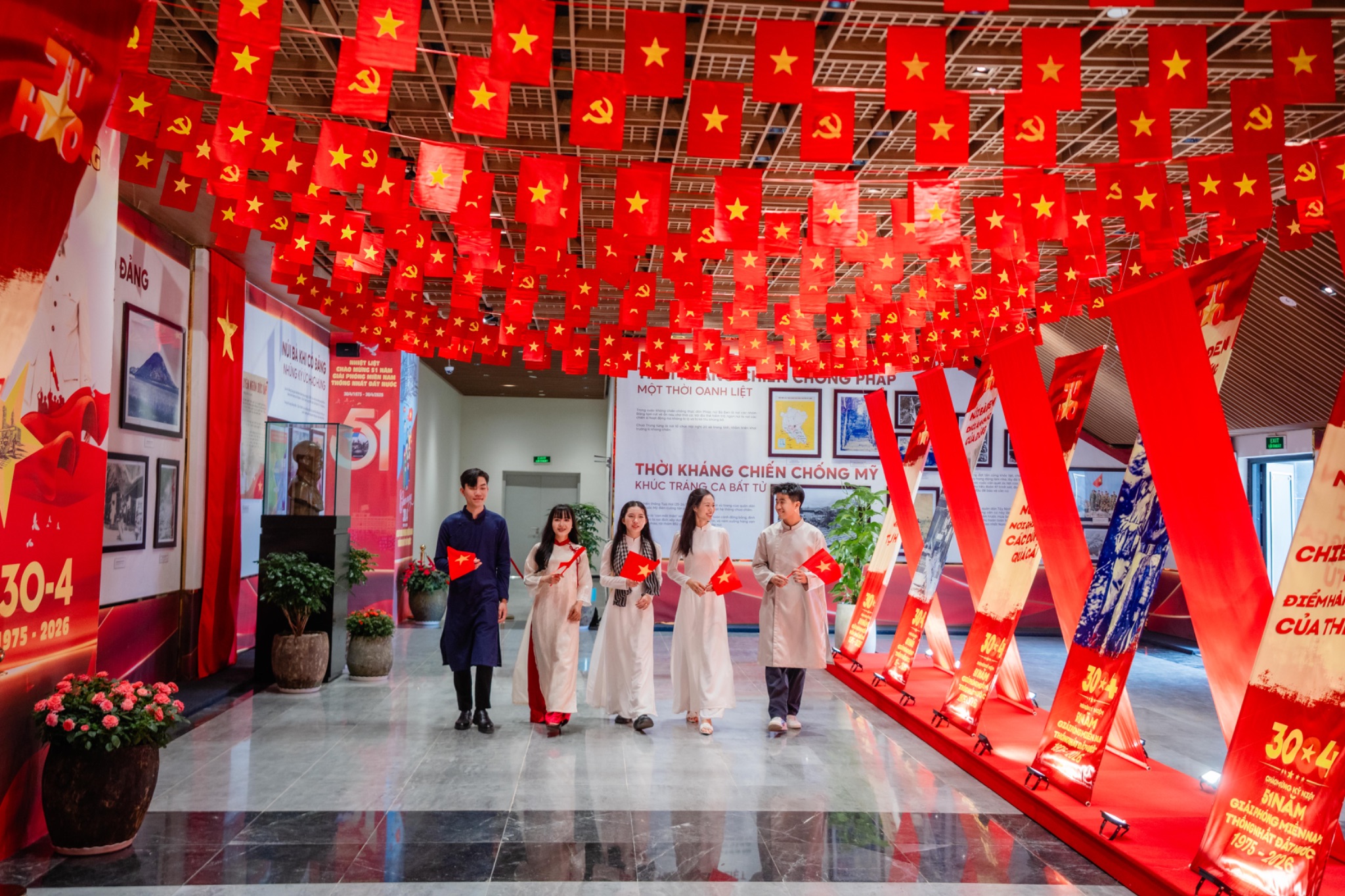 Sắc đỏ quốc kỳ phủ kín không gian triển lãm "Ký ức tự hào", khơi dậy niềm xúc động mãnh liệt trước thềm đại lễ.