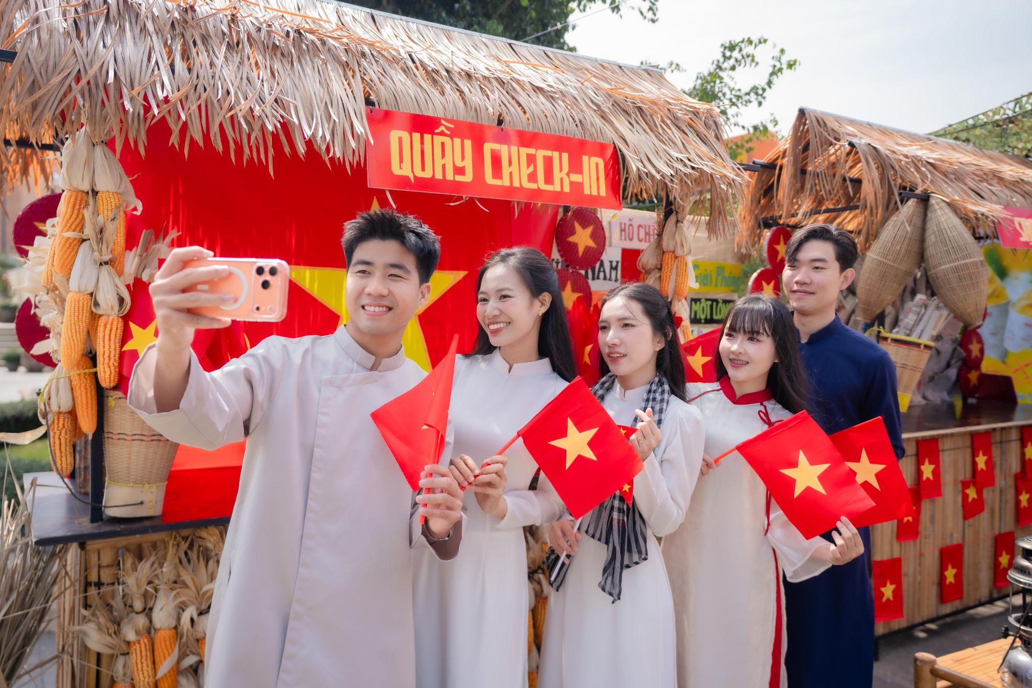 Không gian check-in đậm màu cờ sắc áo tại đỉnh núi