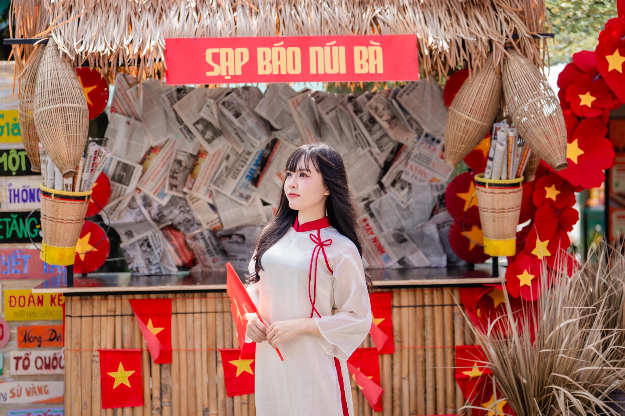 Giới trẻ hào hứng "check-in" tại không gian sạp báo cũ và các tiểu cảnh tái hiện ký ức hào hùng của dân tộc.