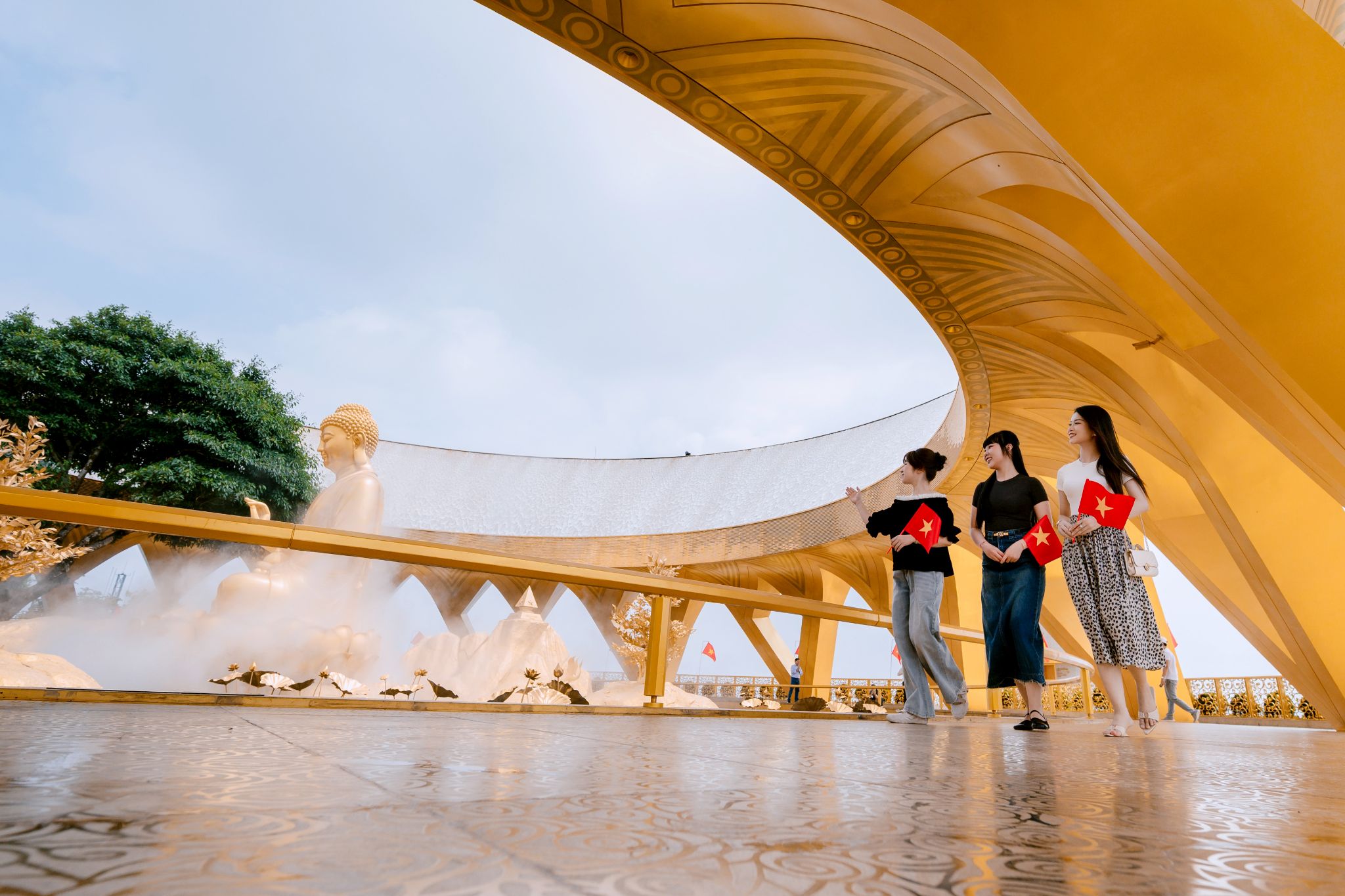 Du khách chiêm bái tượng Phật Câu Na Hàm Mâu Ni