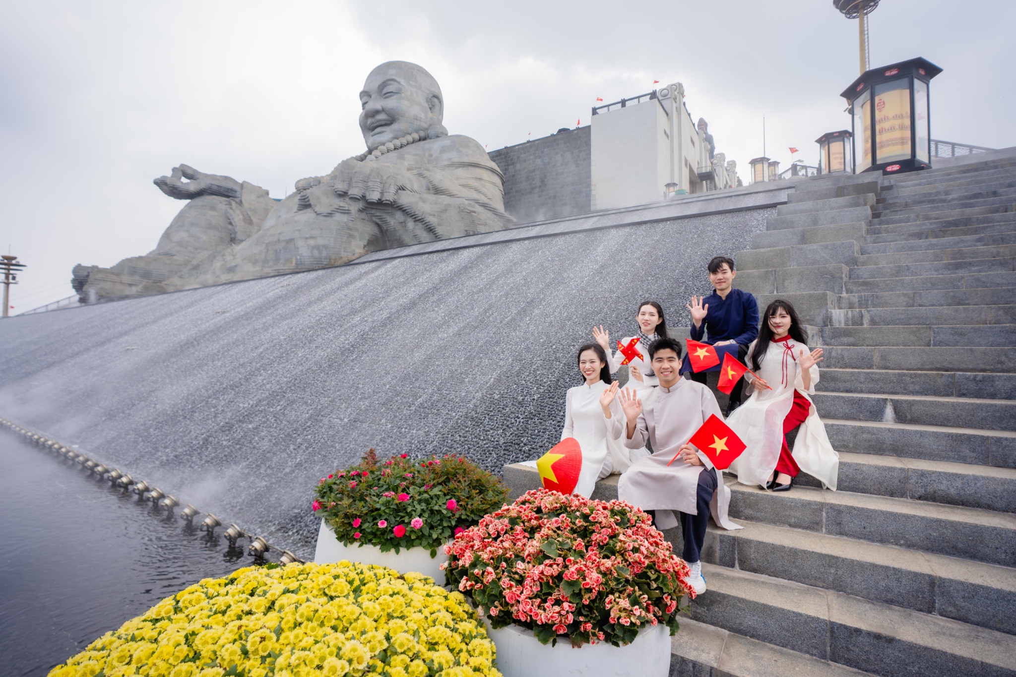 Du khách không thể bỏ qua trải nghiệm chiêm bái quần thể các công trình tâm linh vĩ đại tại Sun World Ba Den Mountain.