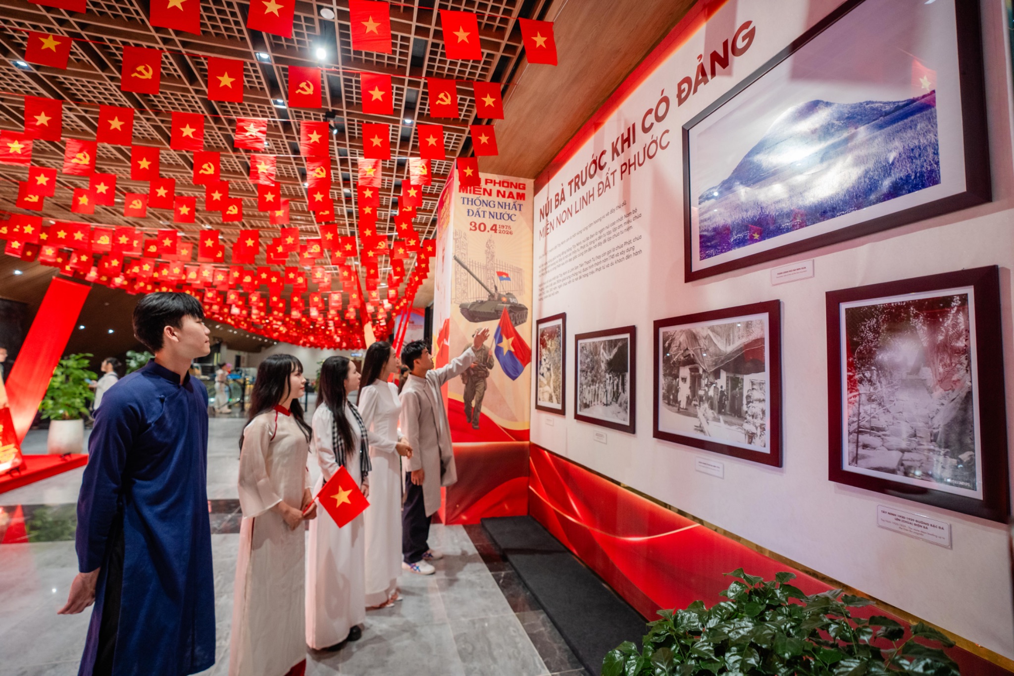 Không gian triển lãm “Ký ức tự hào” thu hút đông đảo bạn trẻ đến tìm hiểu về lịch sử hào hùng của căn cứ điểm núi Bà Đen.