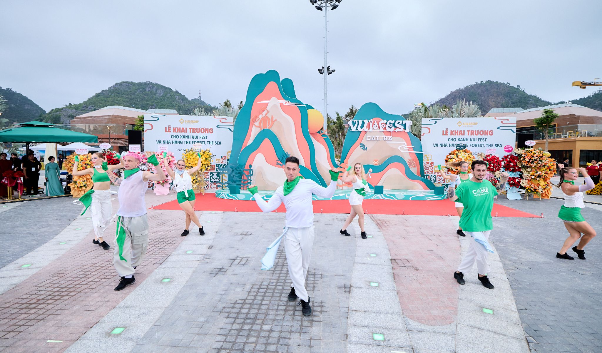 Những “sứ giả vùng đất” thắp sáng không gian VUI-Fest bằng loạt trình diễn giàu năng lượng.