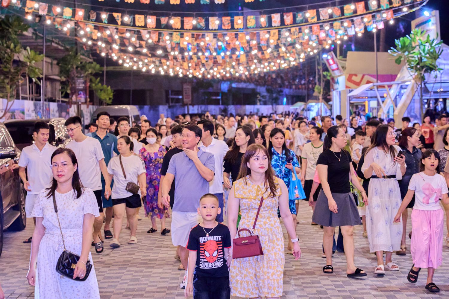 Chợ đêm Vui Fest – Thiên đường ẩm thực và nhịp sống rộn ràng về đêm.