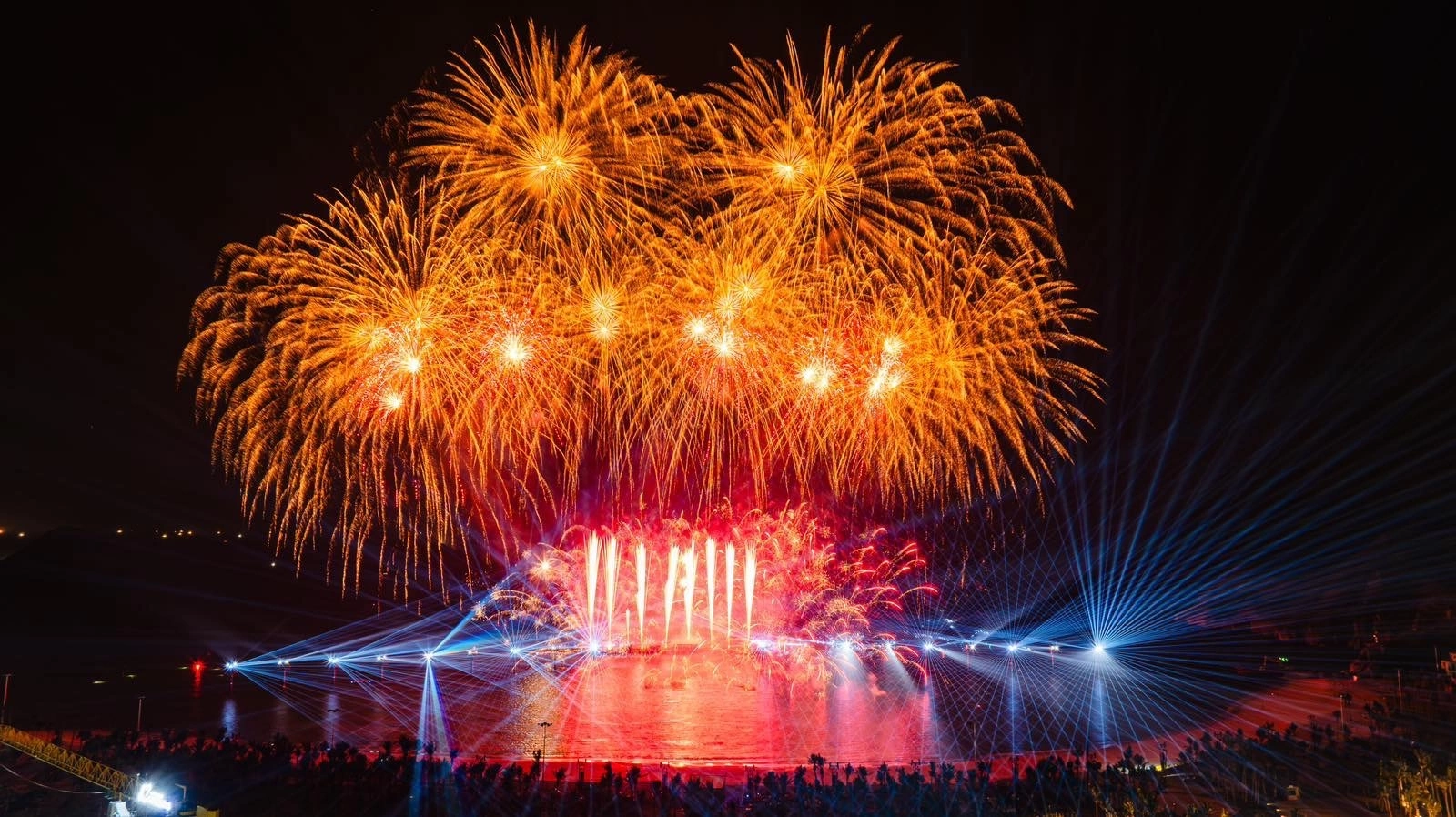 Khoảnh khắc thăng hoa đầy cảm xúc dưới màn pháo hoa nghệ thuật tại Cát Bà