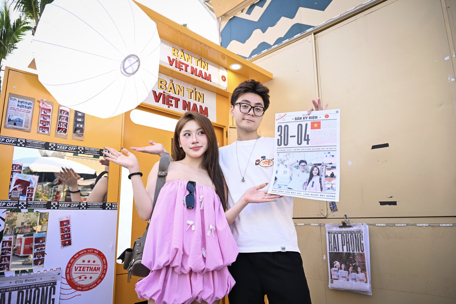 Du khách check-in gian hàng