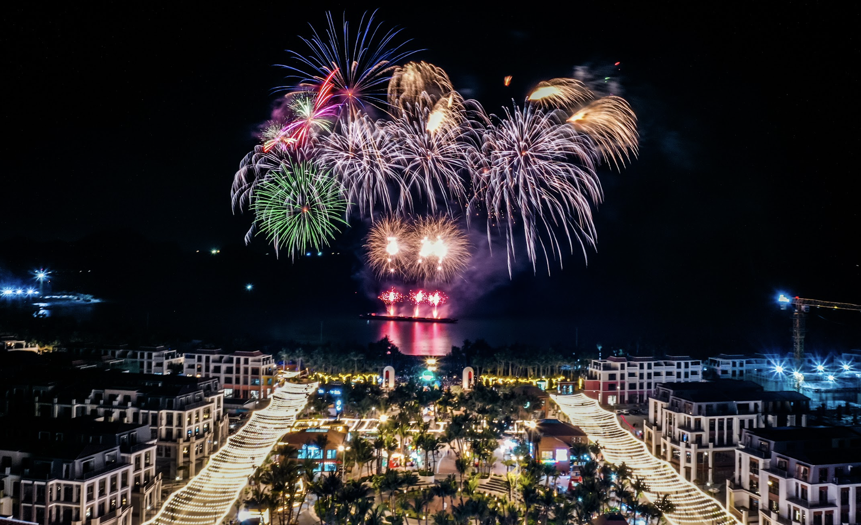 Pháo hoa rực rỡ Vịnh trung tâm