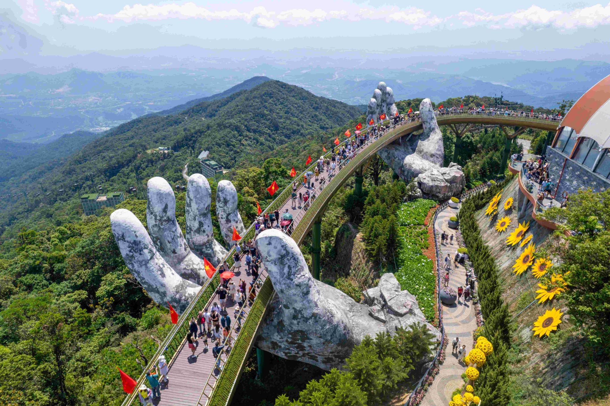 Cầu Vàng rực rỡ sắc cờ hoa, tiếp tục là điểm đến không thể thiếu, thu hút dòng người đổ về trong dịp lễ