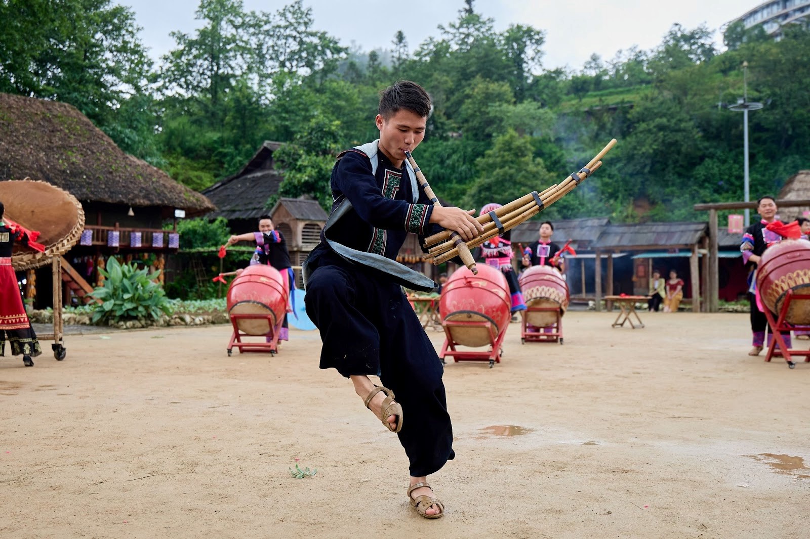 Màn múa khèn, tái hiện nét văn hóa đặc trưng của đồng bào vùng cao tại Bản Mây (Sa Pa)