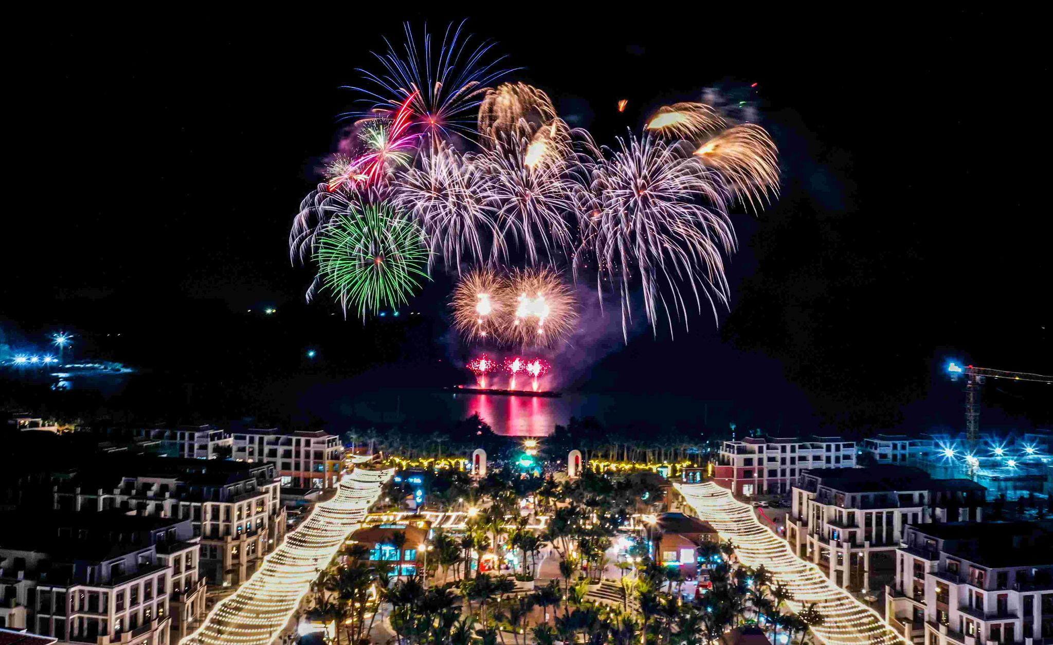 Màn trình diễn pháo hoa lung linh bên bờ vịnh, đánh dấu sự ra mắt sôi động của khu chợ đêm VUI-Fest Ha Long