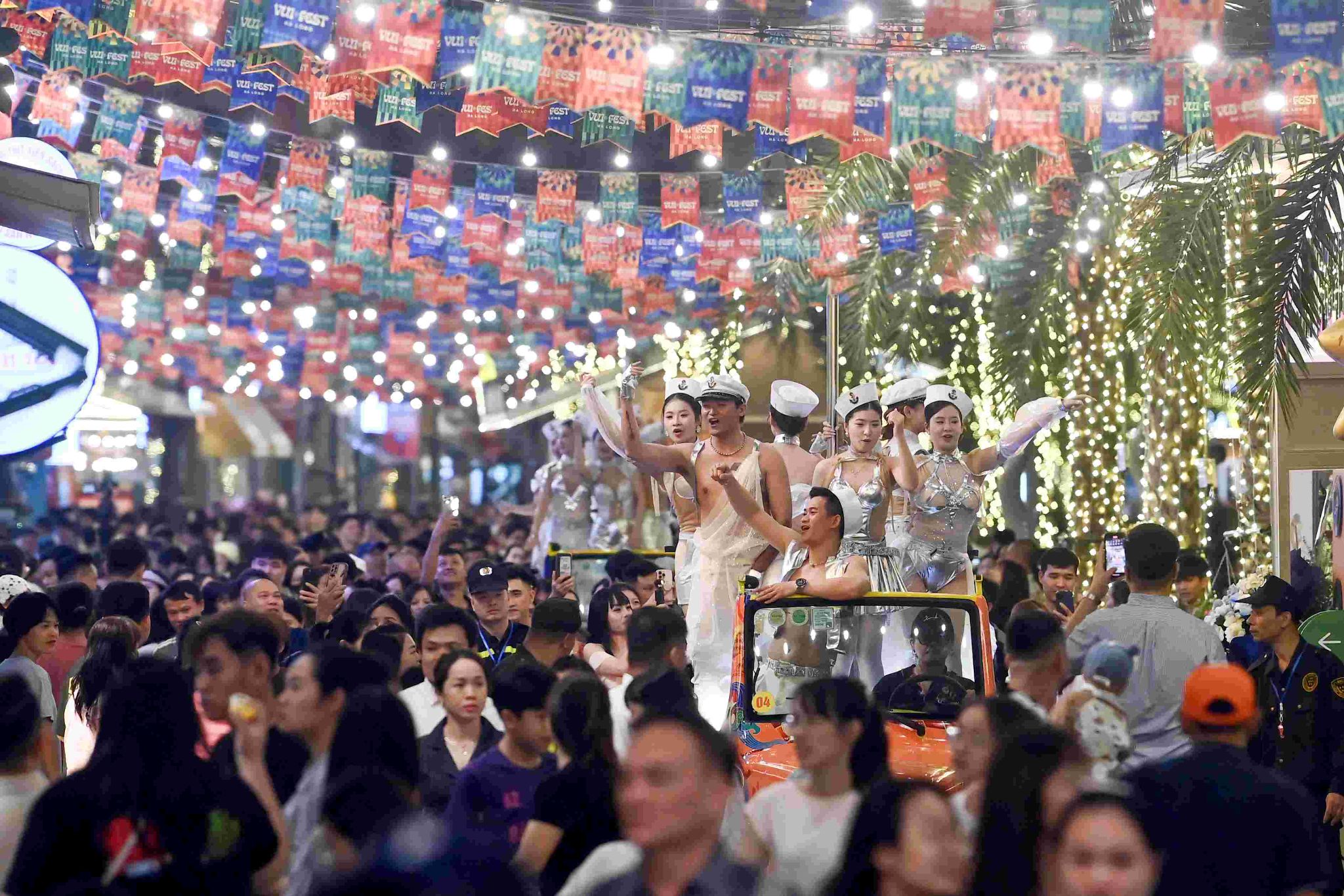 Các show diễn đường phố rực rỡ mang đến không khí lễ hội náo nhiệt cho du khách tại Bãi Cháy