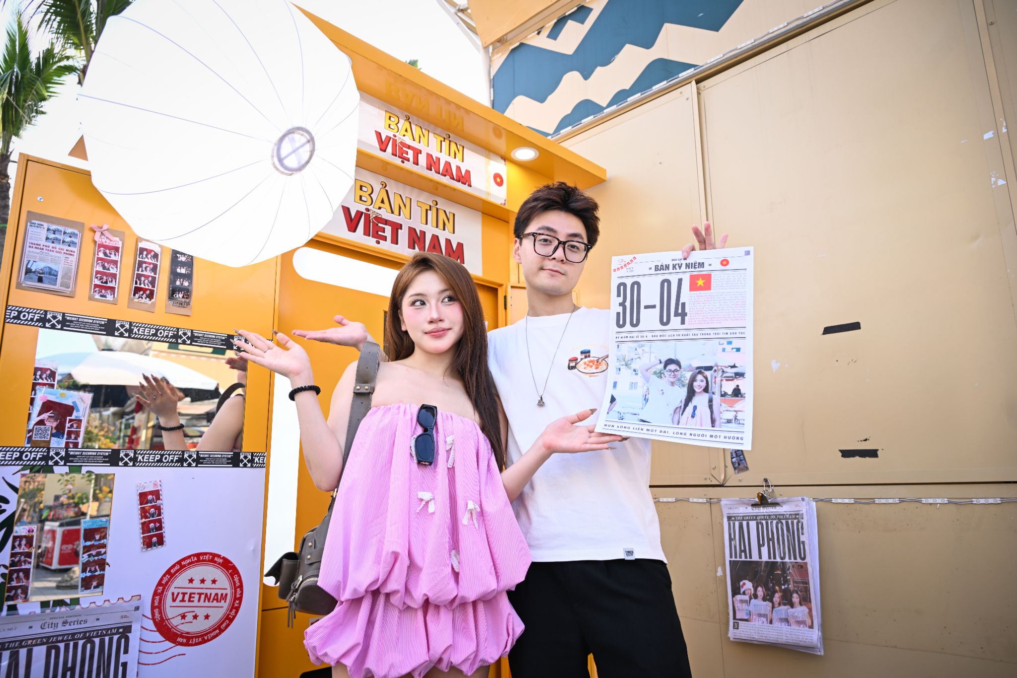 Photobooth cờ đỏ sao vang đậm tinh thần yêu nước thu hút các bạn trẻ check in dịp 30/4 - 1/5