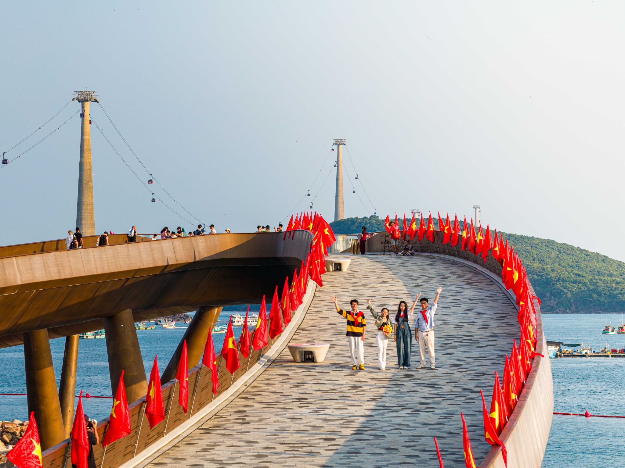 Cầu Hôn (Phú Quốc) tạo thành đại lộ tự hào với hàng trăm lá cờ