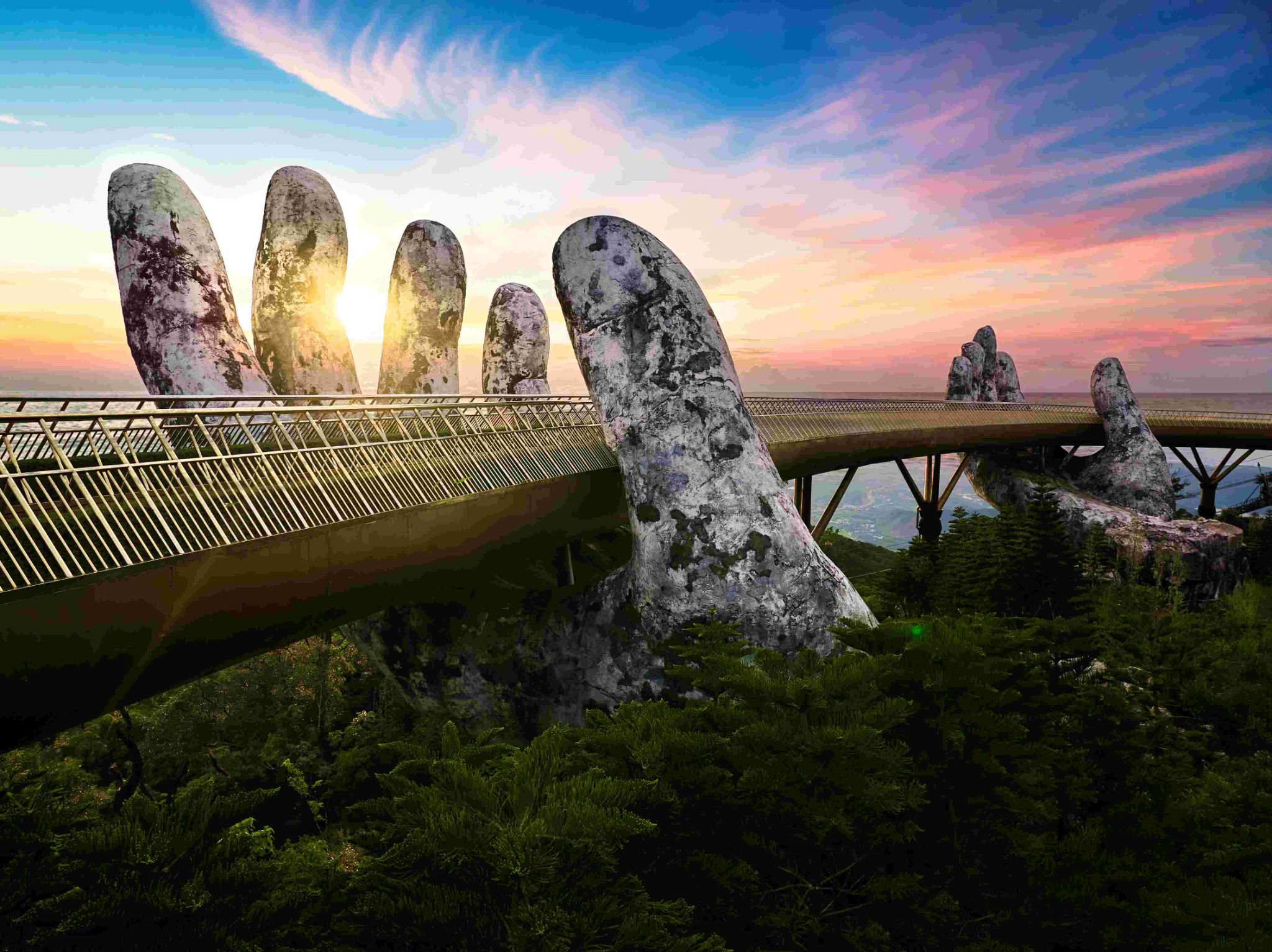 Cầu Vàng tại Sun World Ba Na Hills là một trong những công trình được khách quốc tế xem là biểu tượng du lịch Việt Nam