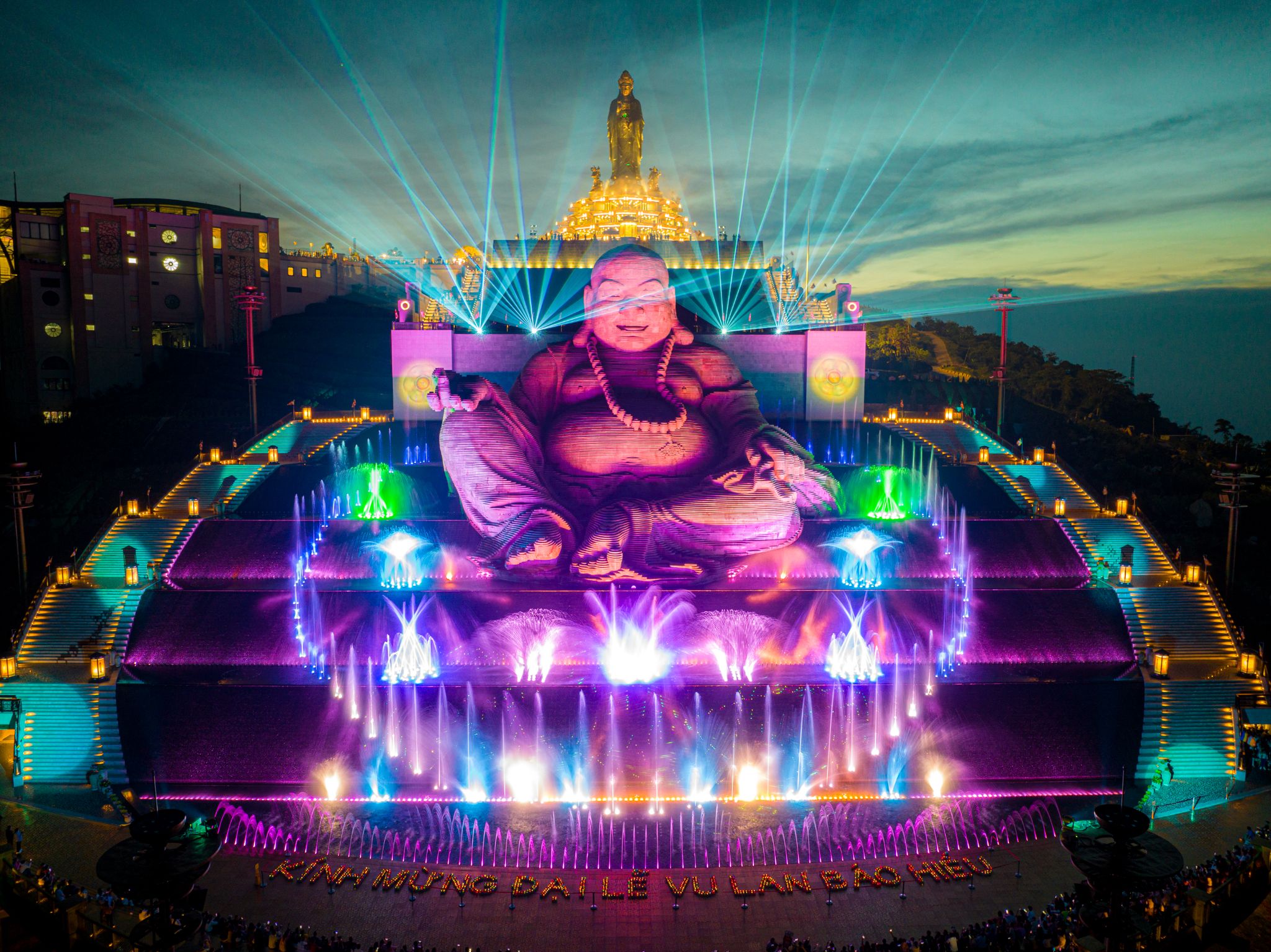 Show nhạc nước bên tôn tượng Bồ Tát Di Lặc.
