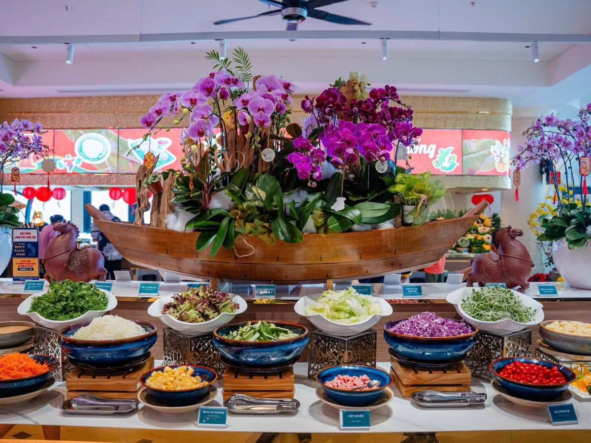 Trải nghiệm ẩm thực với các món ăn đa dạng tại nhà hàng buffet Vân Sơn.