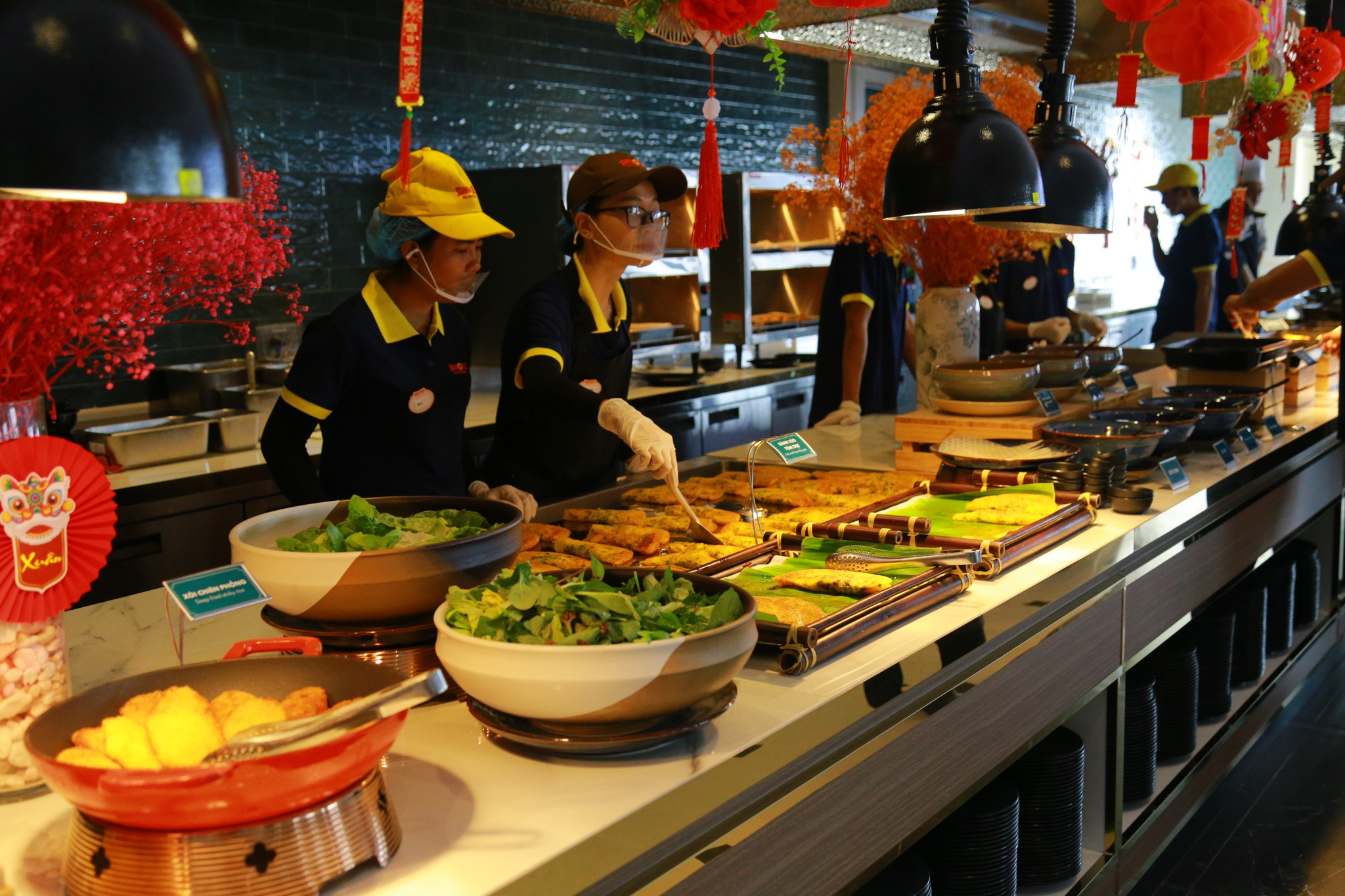 Buổi trưa là thời gian lý tưởng để du khách trải nghiệm nhà hàng buffet Vân Sơn