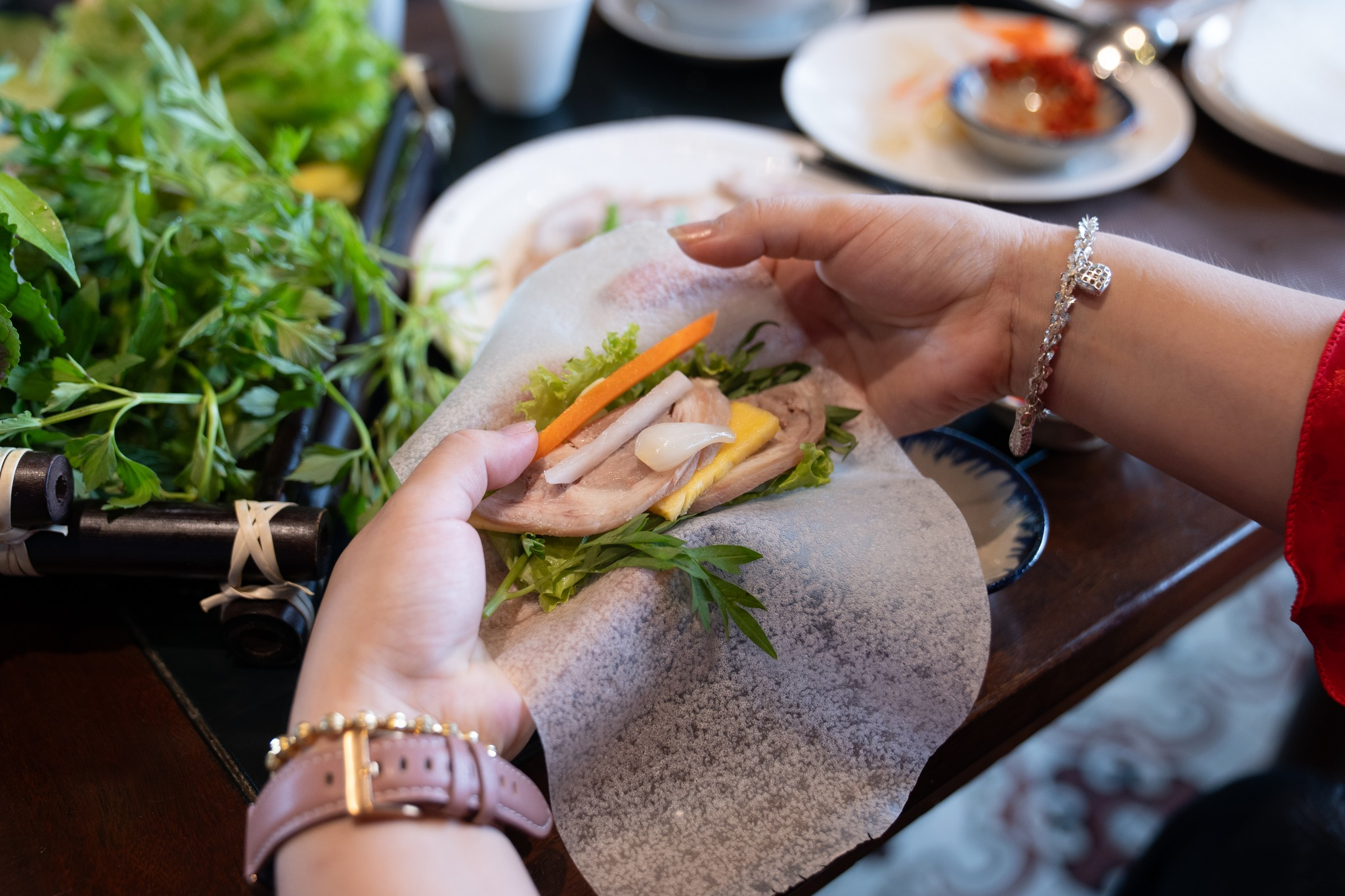 Bánh tráng phơi sương cuốn thịt có sự kết hợp hài hòa giữa rau, thịt heo và nước chấm