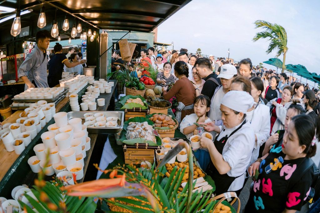 Du khách có thể trải nghiệm đa dạng ẩm thực khi tới Núi Bà Đen