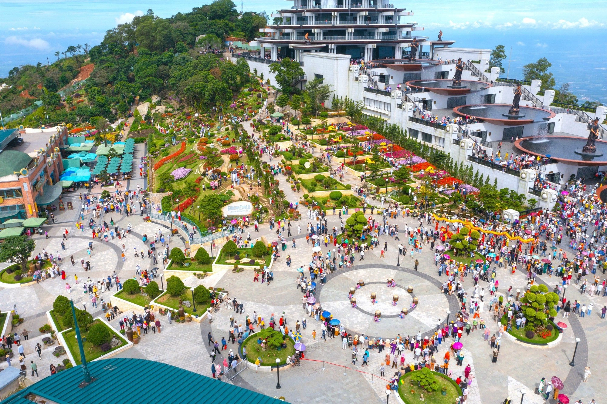 Núi Bà Đen là điểm đến hành hương nổi tiếng hàng đầu khu vực Nam Bộ