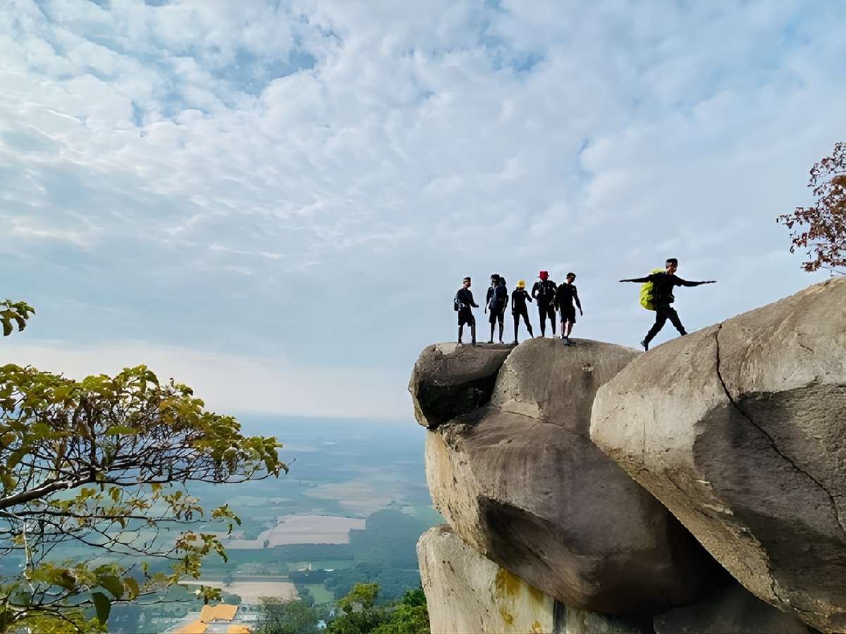 Du khách nên chọn đi sớm vào buổi sáng để thời tiết thuận lợi hơn. 