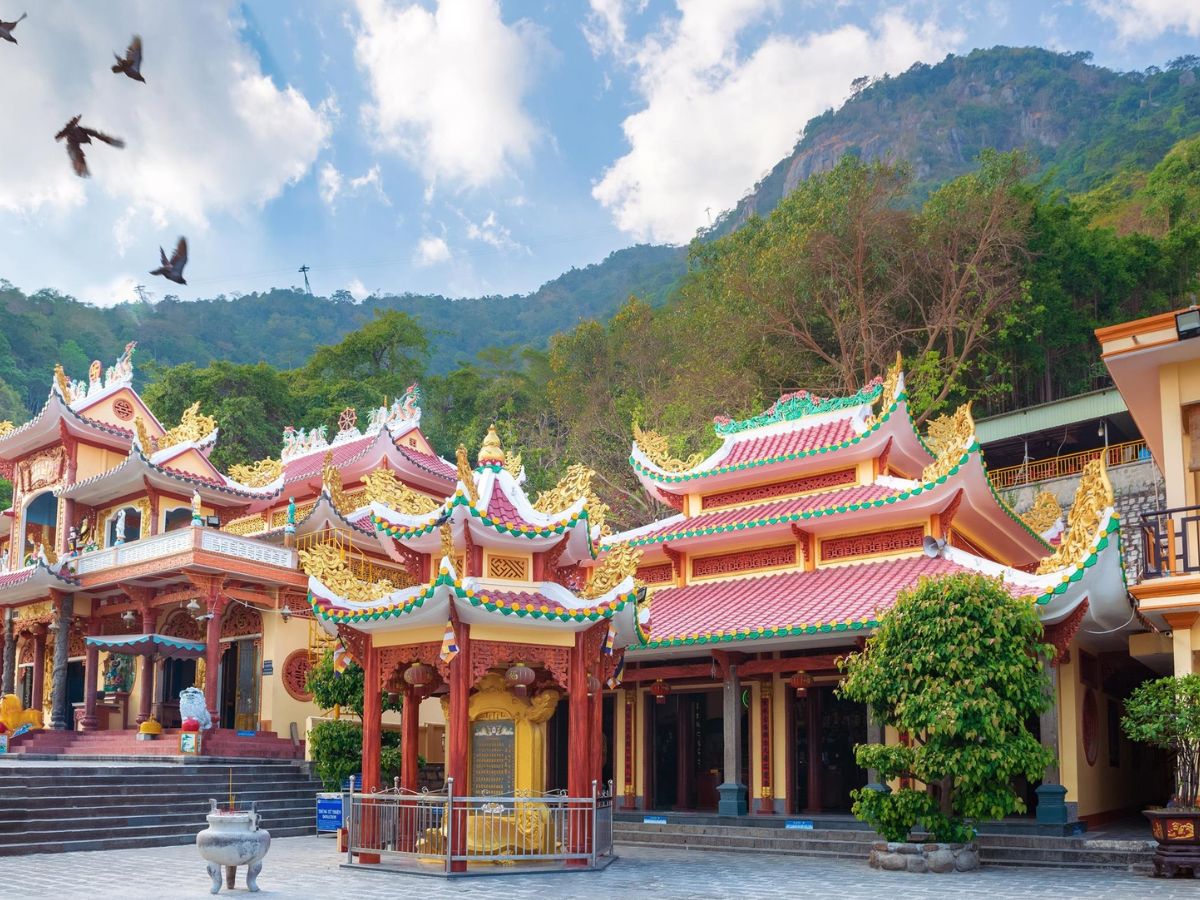 Chùa Linh Sơn Tiên Thạch Tự (Chùa Bà) linh thiêng