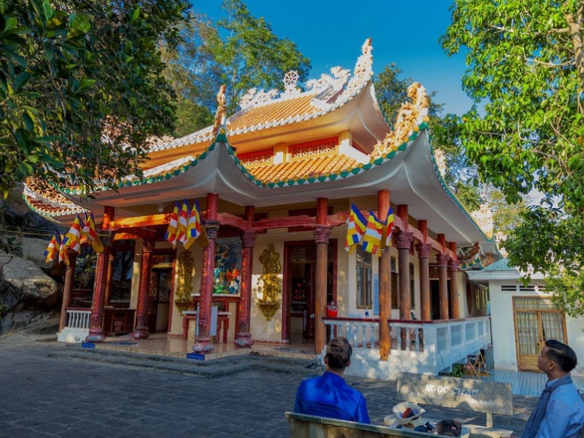 Chùa Linh Sơn Hòa Đồng ẩn mình giữa rừng núi và đá cổ thụ