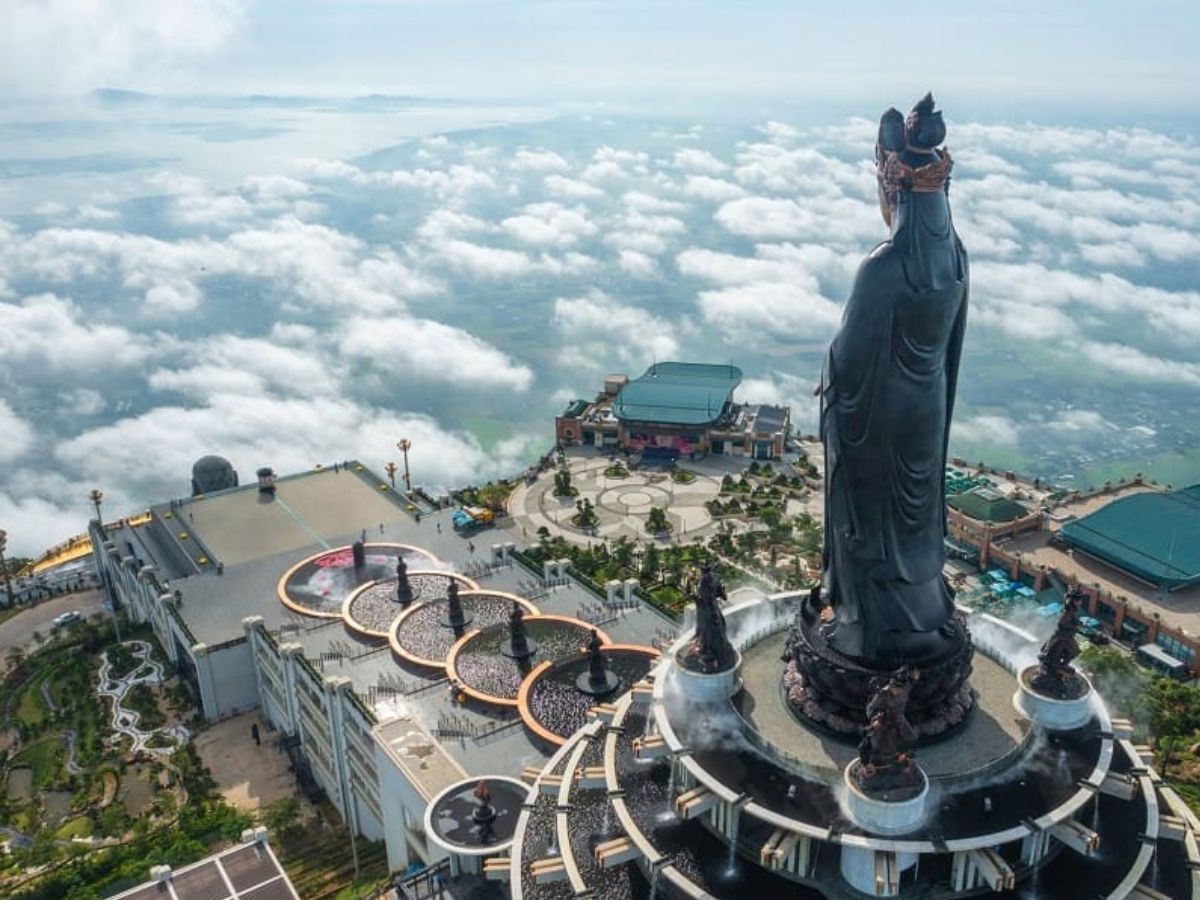 Toàn cảnh Núi Bà Đen từ trên cao