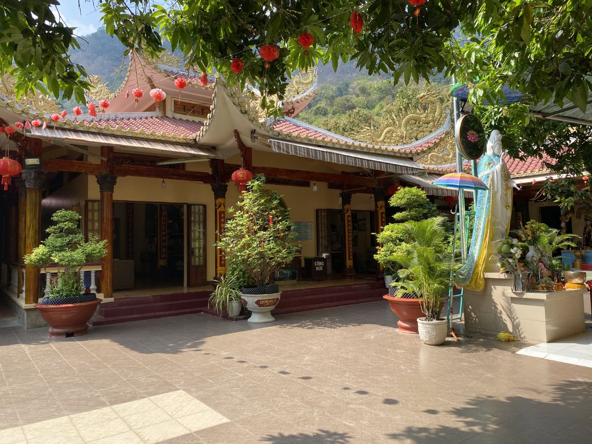 Quần thể chùa cổ trên lưng chừng núi có giá trị văn hóa và tâm linh lớn.