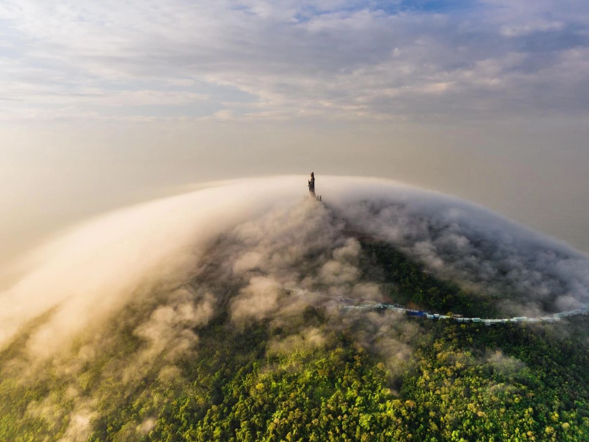 Núi Bà Đen cao 986 m được xem là nóc nhà Nam Bộ.
